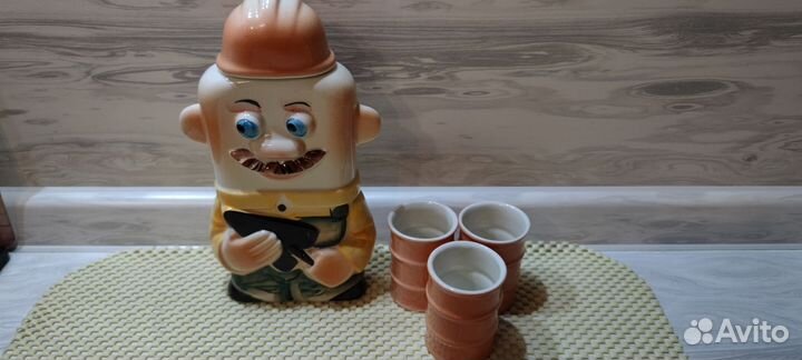 Набор фарфоровый,штоф строитель