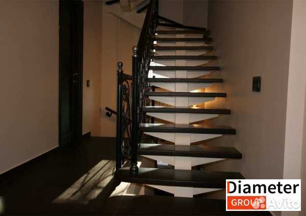 Центральная лестница с площадкой