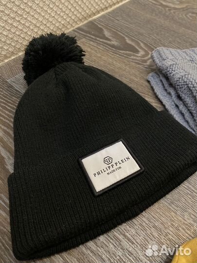 Шапки и шарф отдам за шоколадку