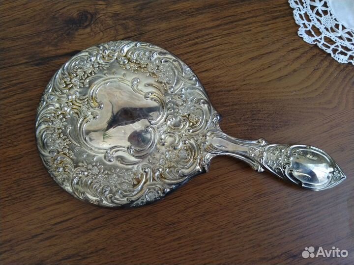 Туалетный набор. Ручное зеркало, щетка, расческа