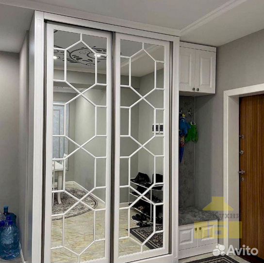 Дверный шкаф