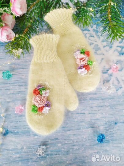 Варежки с вышивкой тёплые и пушистые 