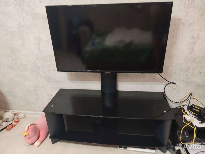 Тумба стеклянная под тв