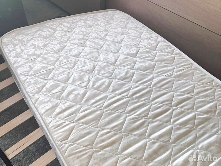 Кровать с матрасом (200х90)