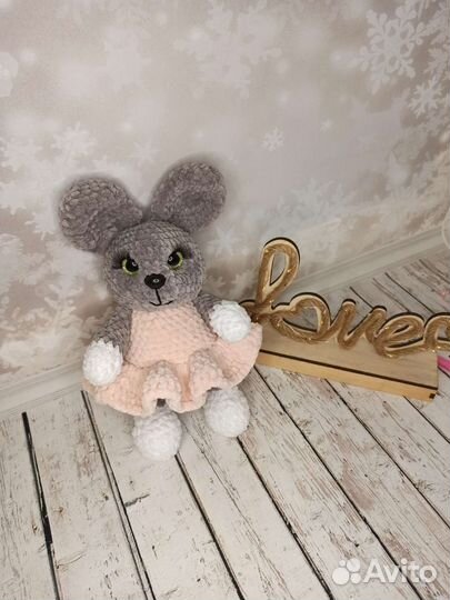 Плюшевый заяц вязаный