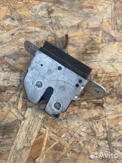 Замок крышки багажника Opel Corsa D