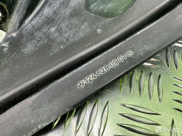 Пыльник радиатора левый Mercedes-Benz W124 M102