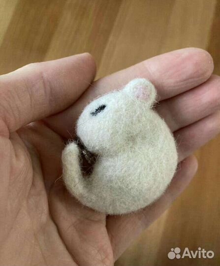 Валяная брошь