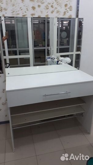 Стол для визажиста