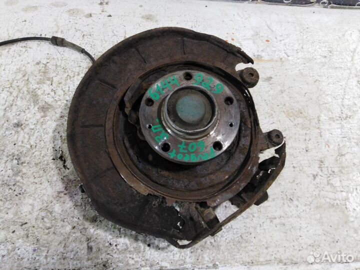 Кулак задний правый Пежо 607