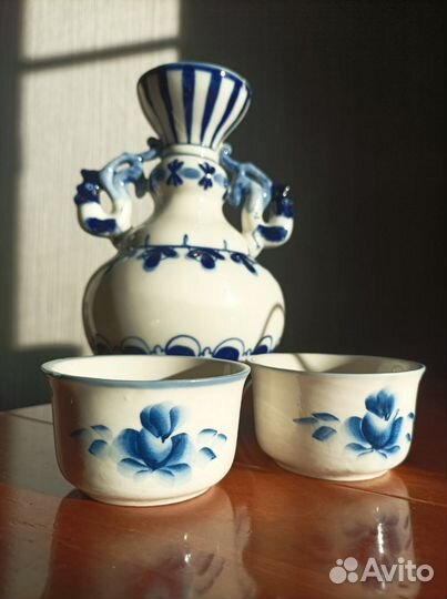 Посуда Гжель ваза с петухами, солонки, пиалы