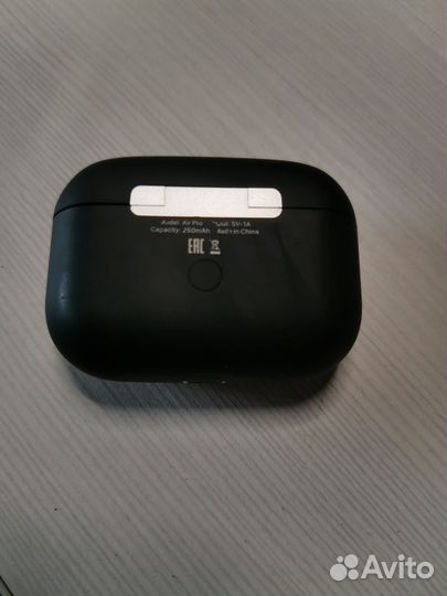 Зарядный кейс Apple для AirPods Pro