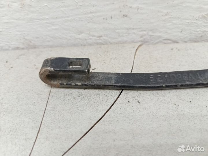 Поводок стеклоочистителя передний