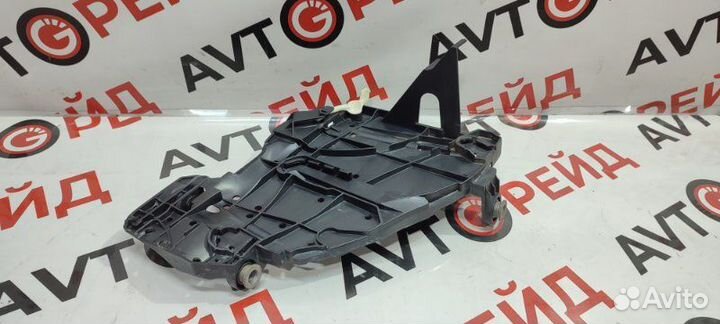 Кронштейн фары правый Volkswagen Touareg 7LA BAR