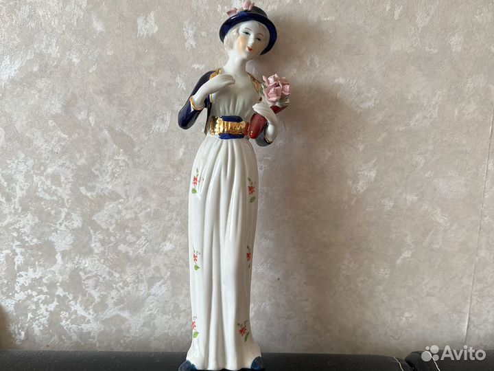 Фарфоровая статуэтка девушка с букетом