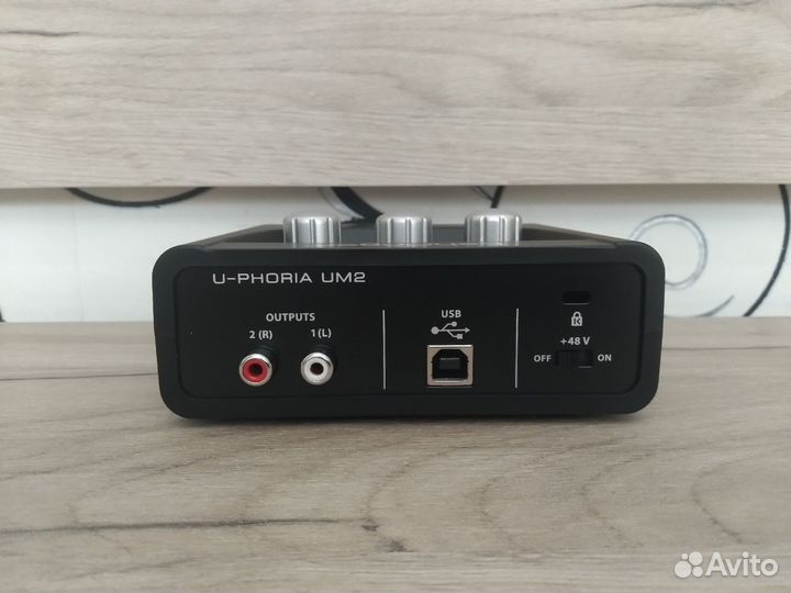 Звуковая карта Behringer um2