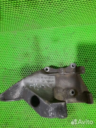 Кронштейн компрессора кондиционера Opel Omega B