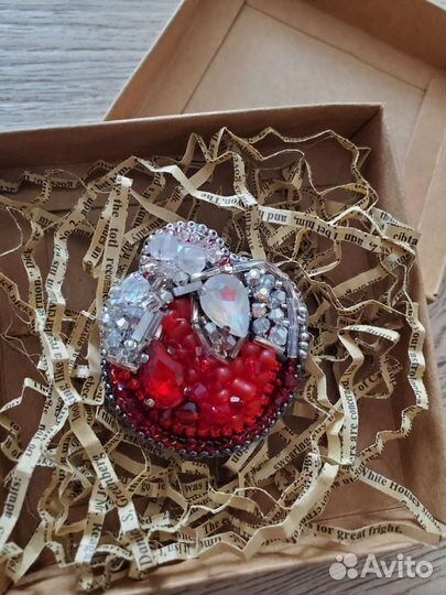 Брошь из бисера Нина Ричи Nina Ricci