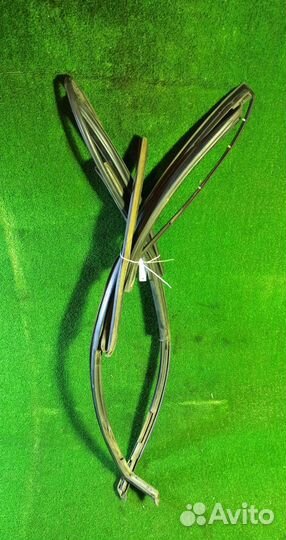 Уплотнитель стекла задней двери Nissan Primera