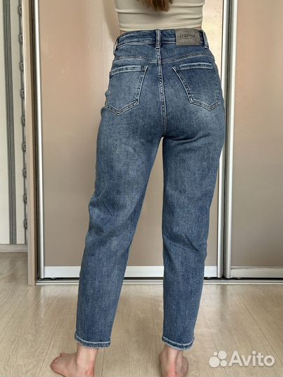Джинсы mom