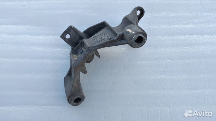 Кронштейн двигателя Renault Logan-8200414226