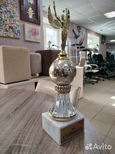 Статуэтка на каменной подставке