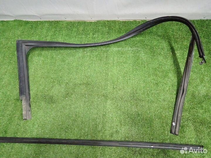 Уплотнитель стекла двери передний правый Audi A1