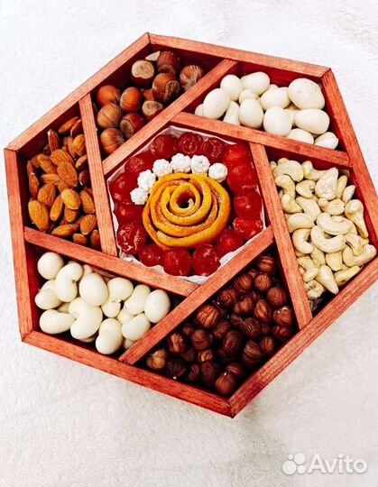 Подарочный набор из орехов и сухофруктов