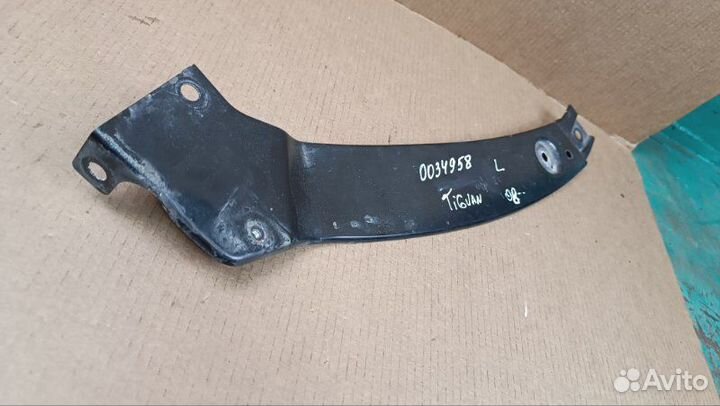 Кронштейн фары левый Volkswagen Tiguan