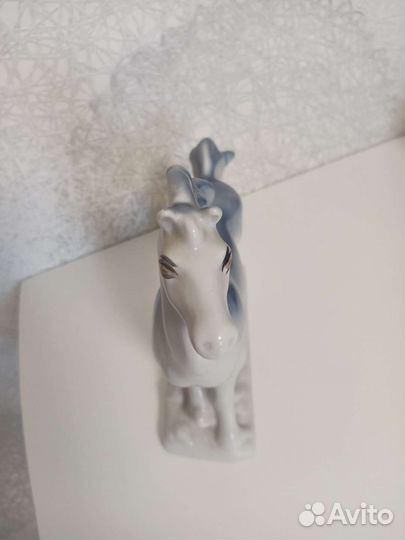 Фарфоровая статуэтка 