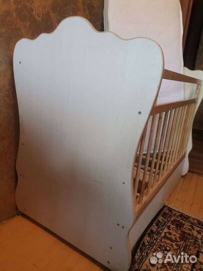 Детская кроватка с маятником и ящиком