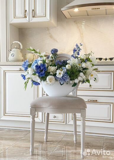 Букет из искусственных цветов в вазе