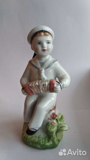 Фарфоровая статуэтка морячок 