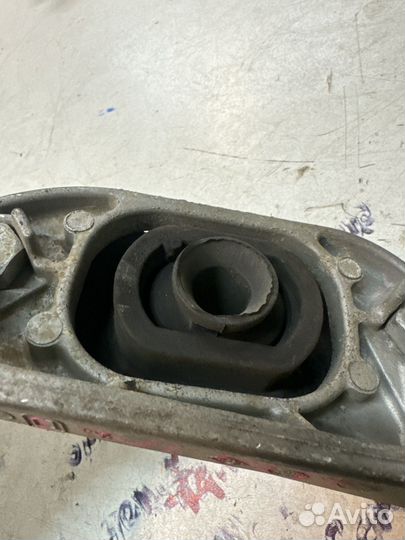 Кронштейн опоры кпп Renault Logan