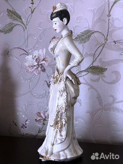 Фарфоровые статуэтка Девушка с розой Германия