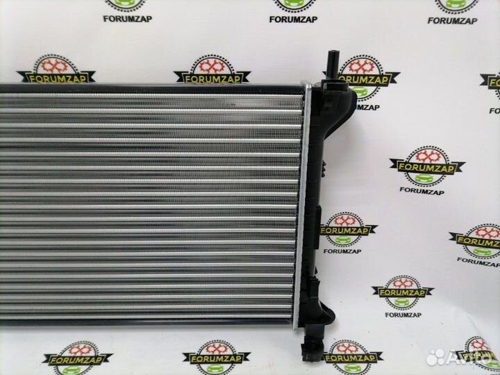 Радиатор охлаждения двигателя Ford Focus 1998-2004