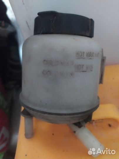 Бачок гур Nissan Maxima a33