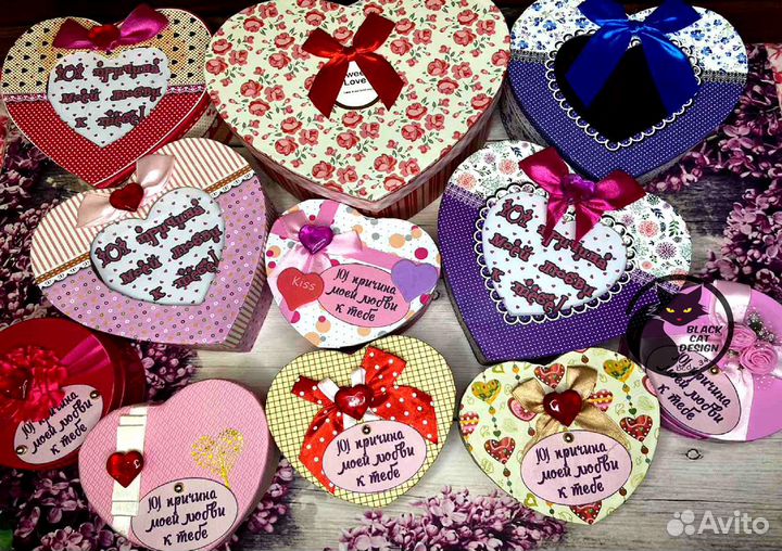 Подарок коробки сердечки с причинами любви и розы