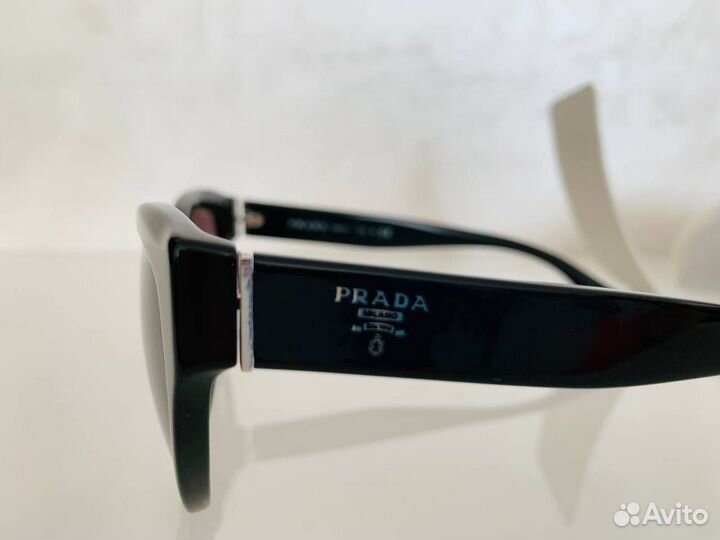 Солнцезащитные очки женские prada