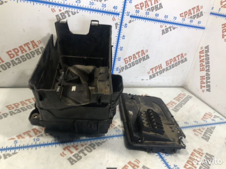 Шкода Фабия Площадка аккумулятора