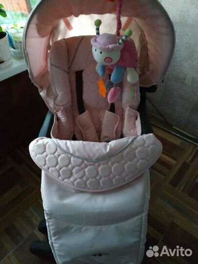 Прогулочная коляска для девочки