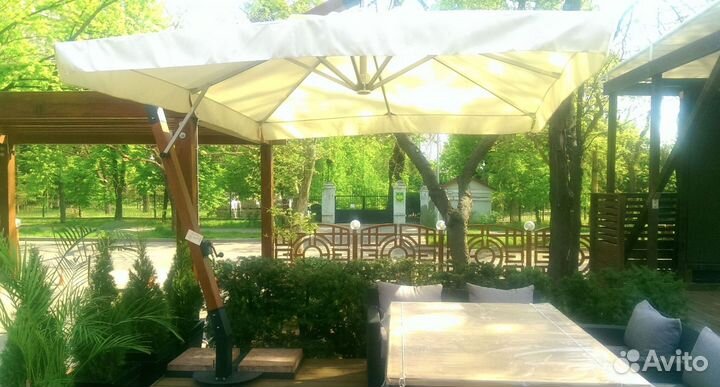 Большой зонт на боковой опоре для дачи 3х3 4х4