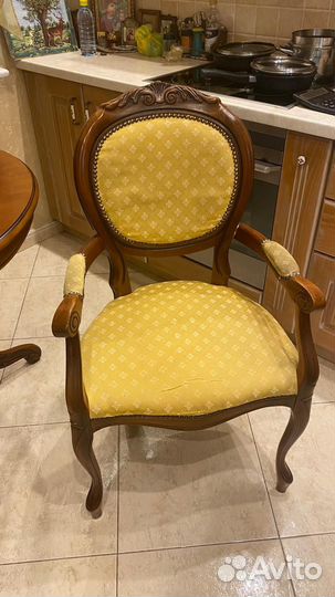 Стол кухонный и два стула