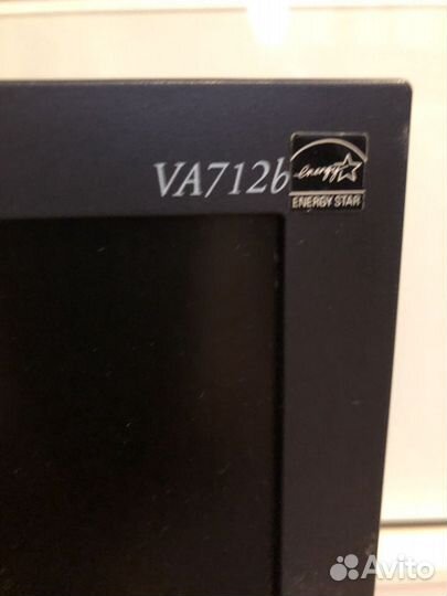 Монитор со встроенными колонками