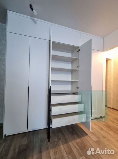 Распашной шкаф