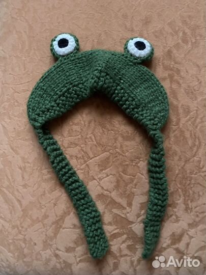 Вязанная шапка лягушка