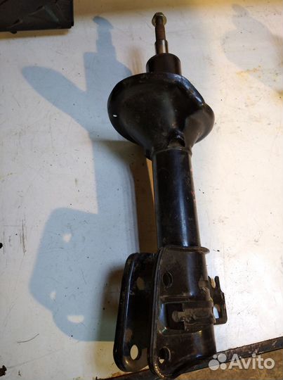 Стойка амортизатора левая Land Rover Freelander1