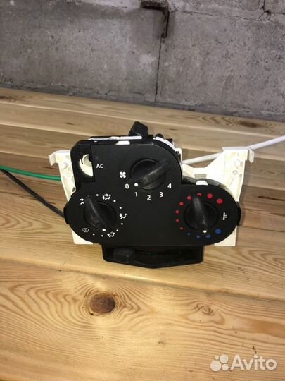 Блок управления отопителем Renault Logan седан K7J
