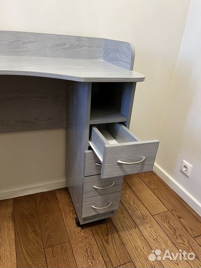 Туалетный столик (бесплатная доставка по Москве)