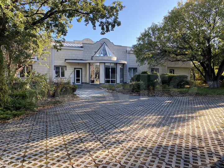 Дом 585 м² на участке 100 сот.